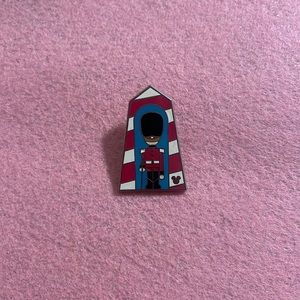 2011 Hidden Mickey Wave B Royal Guard United Kingdom WDW Disney Pin